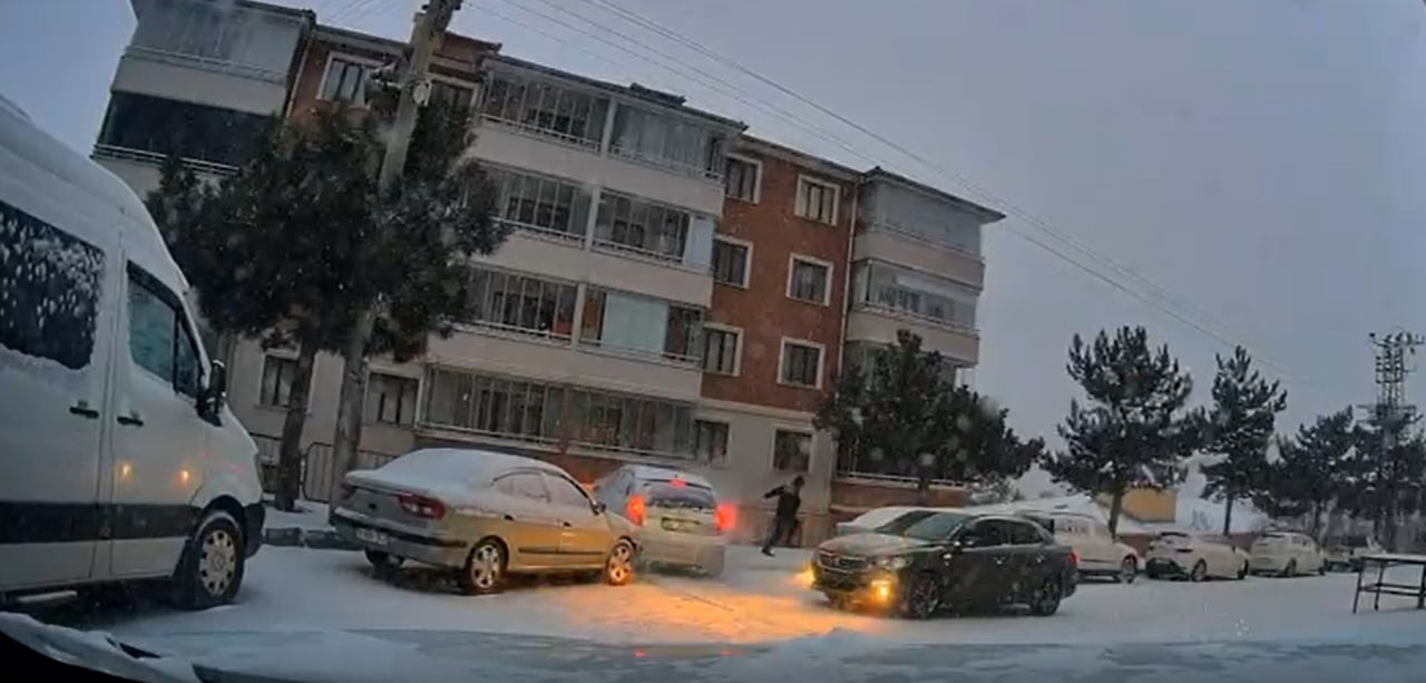 GÜMÜŞHANE’DE YOLDAKİ BUZLANMA NEDENİYLE KONTROLDEN ÇIKARAK YOKUŞ AŞAĞI KAYAN 2 ARACIN O ANLARI...