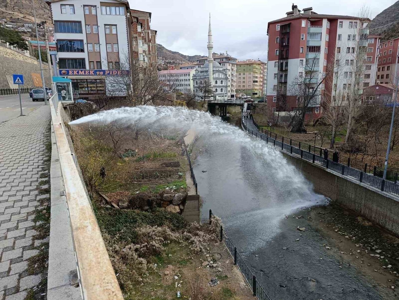 GÜMÜŞHANE’NİN KARAER MAHALLESİ ALİBEYLER MEVKİİNDE ANA SU BORU HATTINDA YAPILAN TADİLAT SIRASINDA...