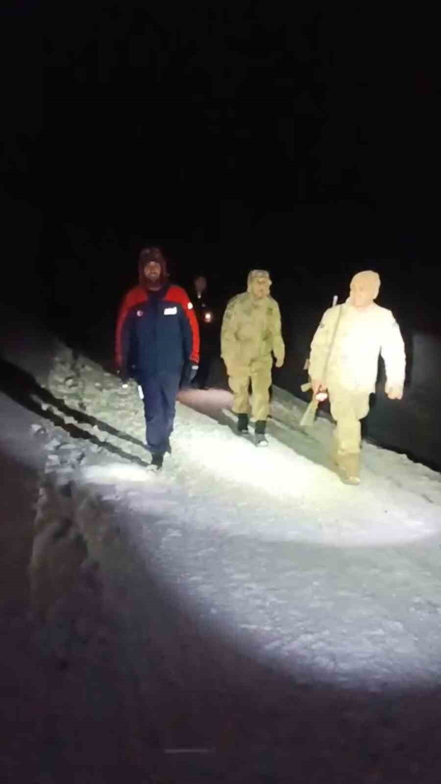 GÜMÜŞHANE’NİN SARITAŞ YAYLASINDA KAR NEDENİYLE GECE YARISI MAHSUR KALAN 4 KİŞİ AFAD VE JANDARMA...