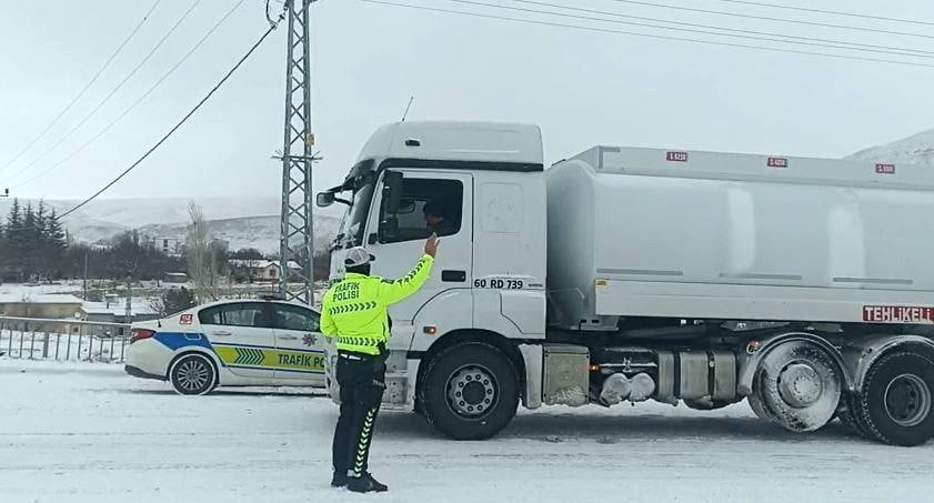 GÜRÜN İLÇESİNDE YAĞAN YOĞUN KAR SONRASI KAYSERİ-MALATYA KARA YOLU BÜYÜK ARAÇ TRAFİĞİNE...