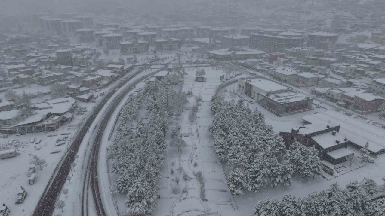 HACILAR'DA ETKİLİ OLAN KAR YAĞIŞIYLA BİRLİKTE HACILAR BELEDİYESİ EKİPLERİ SAHADA ÇALIŞMALARINI...