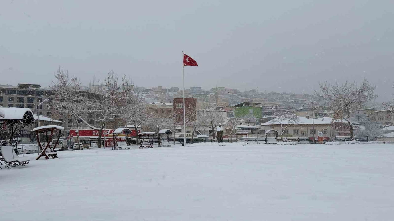 HACILAR'DA ETKİLİ OLAN KAR YAĞIŞIYLA BİRLİKTE HACILAR BELEDİYESİ EKİPLERİ SAHADA ÇALIŞMALARINI...