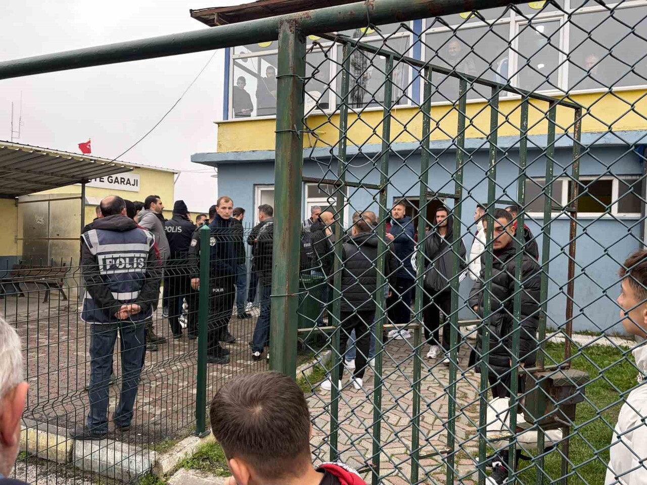 HAKEM SOYUNMA ODASINA GİTTİ