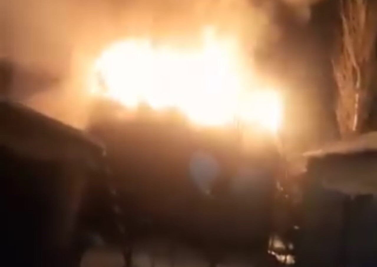 HAKKARİ'NİN YÜKSEKOVA İLÇESİNDE ALİ ÖZER'E AİT KALORİFER KAZAN DAİRESİNİN ÇATISINDA ÇIKAN YANGIN...