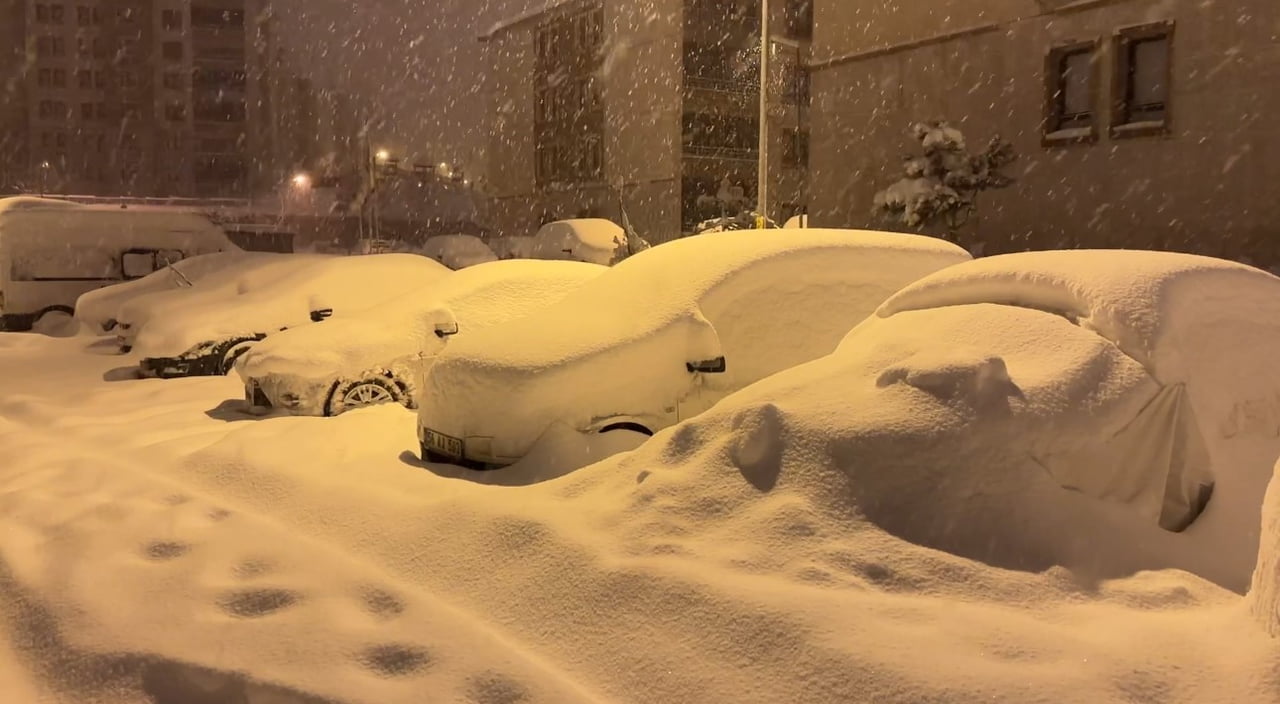 HAKKARİ'NİN YÜKSEKOVA İLÇESİNDE ETKİLİ OLAN YOĞUN KAR YAĞIŞI HAYATI OLUMSUZ ETKİLERKEN, İLÇE...
