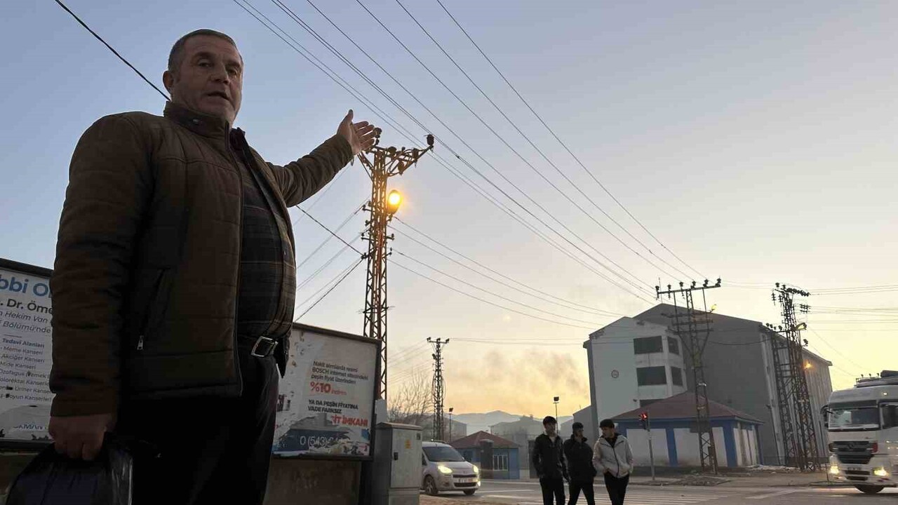 HAKKARİ'NİN YÜKSEKOVA İLÇESİNDE, ÖZELLİKLE OKULLAR BÖLGESİ'NİN EN İŞLEK NOKTASI OLAN İPEKYOLU...