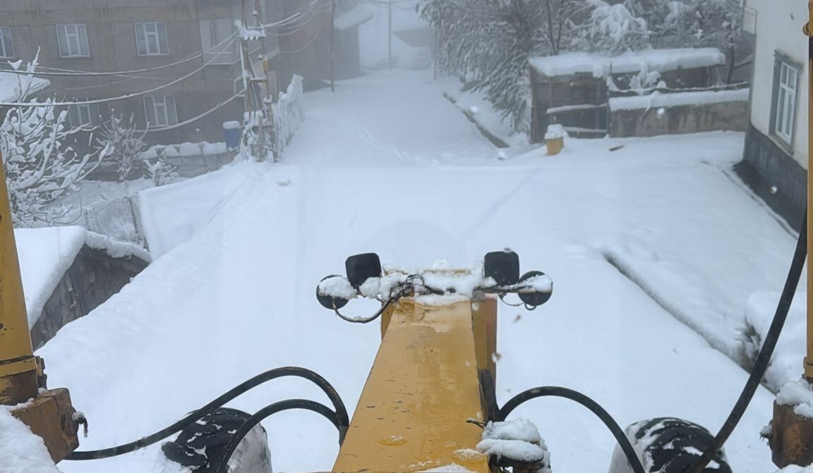HAKKARİ BELEDİYESİ FEN İŞLERİ MÜDÜRLÜĞÜ’NE BAĞLI KARLA MÜCADELE EKİPLERİ, KENT GENELİNDE GECELİ...