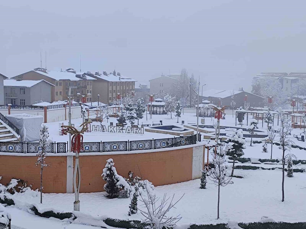 HAKKARİ’DE AKŞAM SAATLERİNDE ETKİLİ OLAN KAR YAĞIŞI, ÖĞLE SAATLERİNDE YERİNİ SİSLİ HAVAYA BIRAKTI....