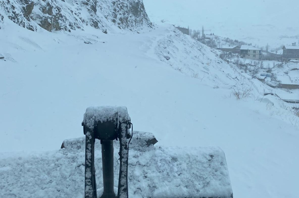 HAKKARİ’DE ETKİLİ OLAN YOĞUN KAR YAĞIŞI VE FIRTINA, ULAŞIMI OLUMSUZ ETKİLEDİ. İL GENELİNDE 96 KÖY...