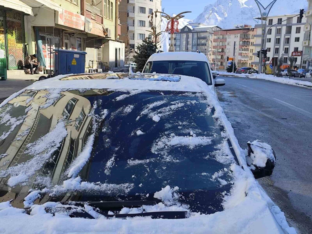 HAKKARİ’DE ÖNCEKİ GÜN ETKİLİ OLAN KAR YAĞIŞININ ARDINDAN KENT GENELİNDE DONDURUCU SOĞUKLAR...