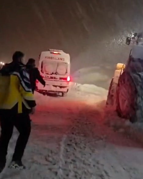 HAKKARİ’DE YOĞUN KAR YAĞIŞI NEDENİYLE AMBULANSIN ULAŞAMADIĞI KÖYDE RAHATSIZLANAN KALP HASTASI...
