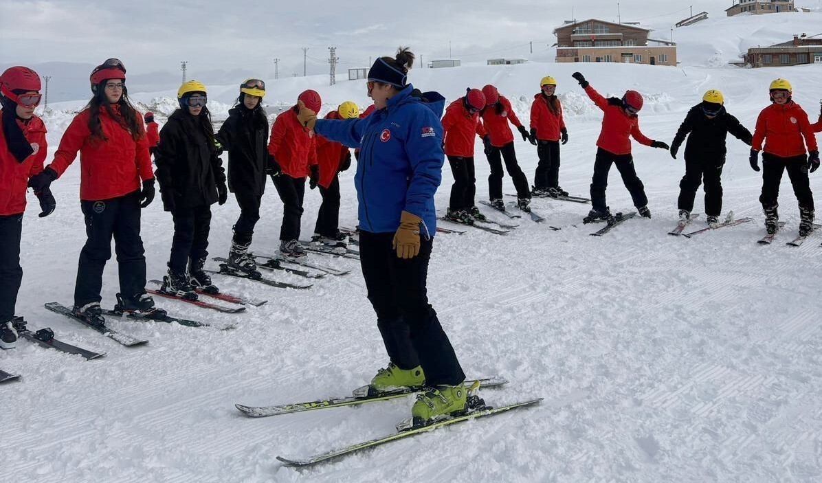 HAKKARİ GENÇLİK VE SPOR İL MÜDÜRLÜĞÜ’NÜN EV SAHİPLİĞİNDE, İL DIŞINDAN GELEN KAMPÇILARA YÖNELİK...