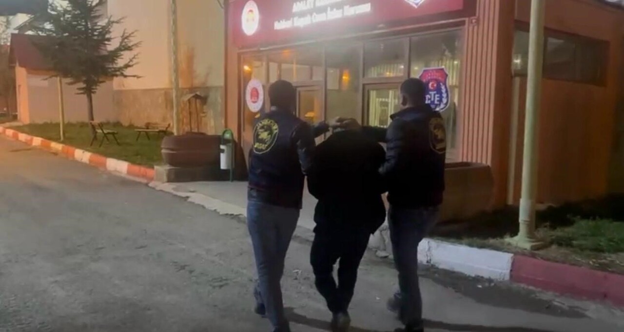 HAKKARİ’NİN DERECİK İLÇESİNDEN ÜLKEYE GİRİŞ YAPAN VE 10 AYRI DOSYADAN TOPLAMDA 37 YIL KESİNLEŞMİŞ...