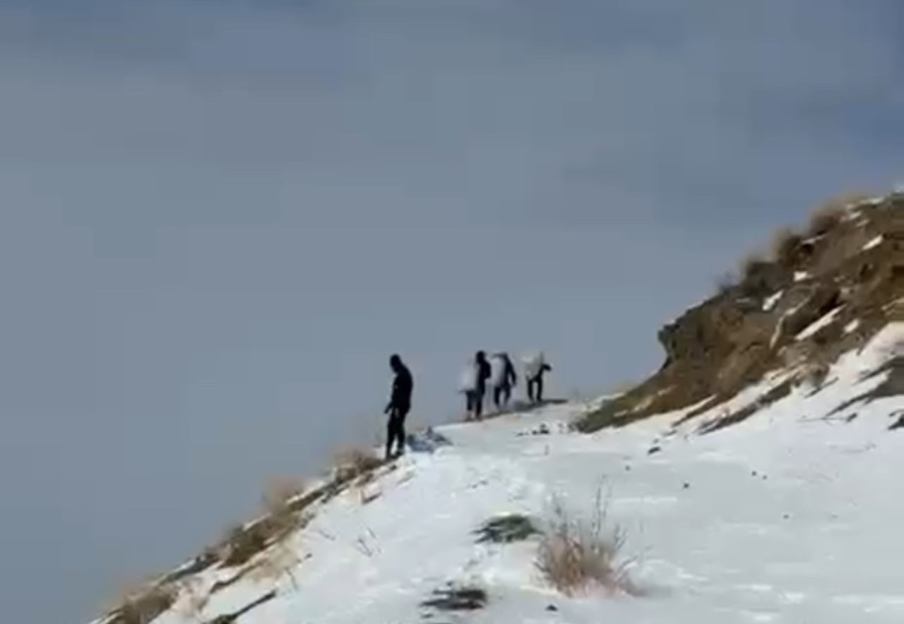 HAKKARİ’NİN YÜKSEKOVA İLÇE TARIM VE ORMAN MÜDÜRLÜĞÜ EKİPLERİ, YİYECEK BULMAKTA ZORLANAN DAĞ...