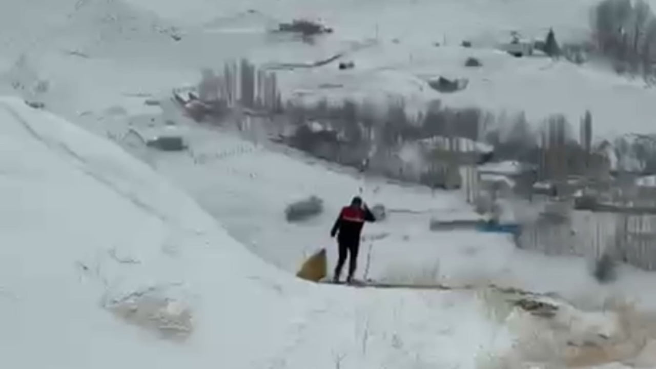 HAKKARİ’NİN YÜKSEKOVA İLÇE TARIM VE ORMAN MÜDÜRLÜĞÜ EKİPLERİ, YİYECEK BULMAKTA ZORLANAN DAĞ...