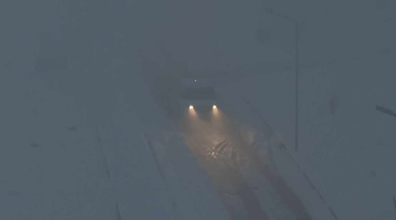 HAKKARİ’NİN YÜKSEKOVA İLÇESİNDE AKŞAM SAATLERİNDE ETKİLİ OLAN YOĞUN SİS, GÖRÜŞ MESAFESİNİ 5...