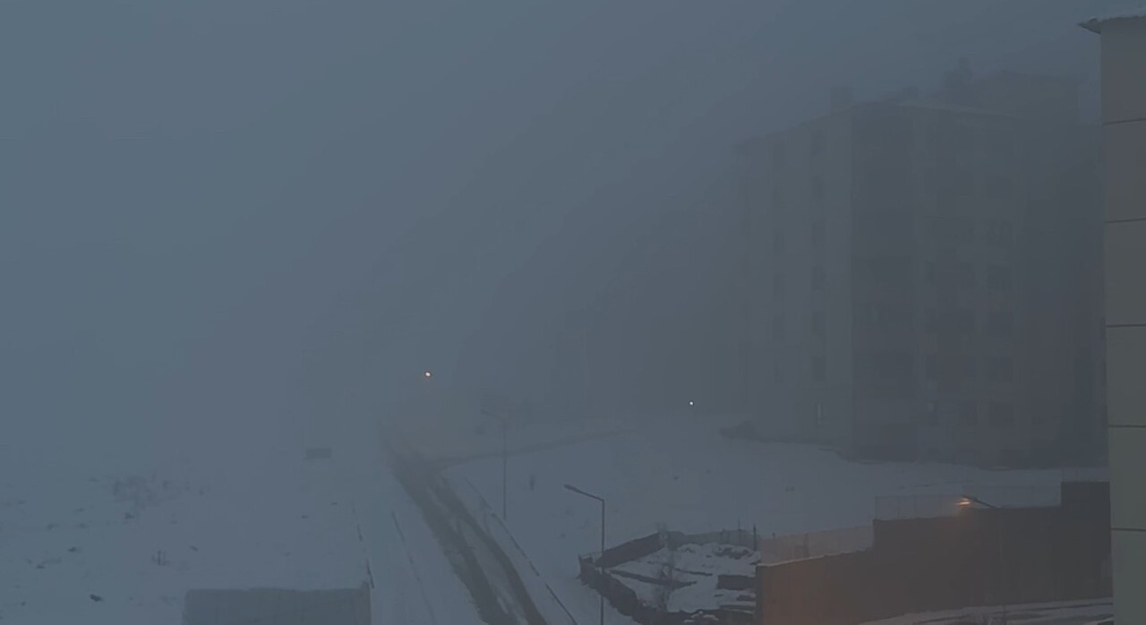 HAKKARİ’NİN YÜKSEKOVA İLÇESİNDE AKŞAM SAATLERİNDE ETKİLİ OLAN YOĞUN SİS, GÖRÜŞ MESAFESİNİ 5...