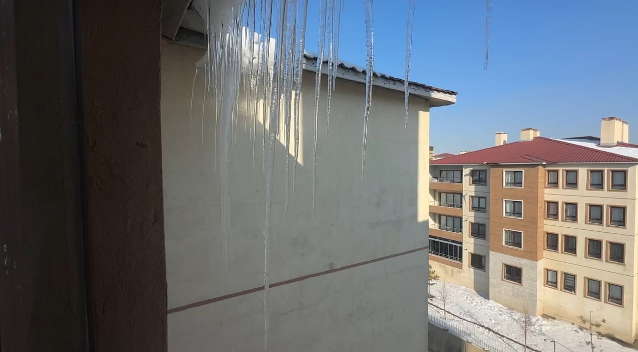 HAKKARİ’NİN YÜKSEKOVA İLÇESİNDE DONDURUCU SOĞUKLAR YÜZÜNDE İLÇEDE BUZ SARKITLARI 2 METREYİ...