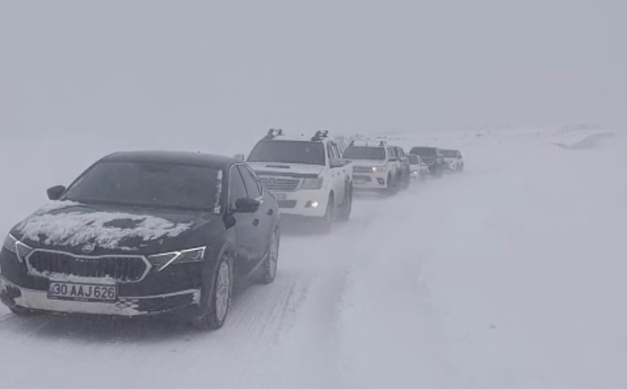 HAKKARİ’NİN YÜKSEKOVA İLÇESİNDE ETKİLİ OLAN YOĞUN KAR YAĞIŞI, TİPİ VE FIRTINA NEDENİYLE MAHSUR...