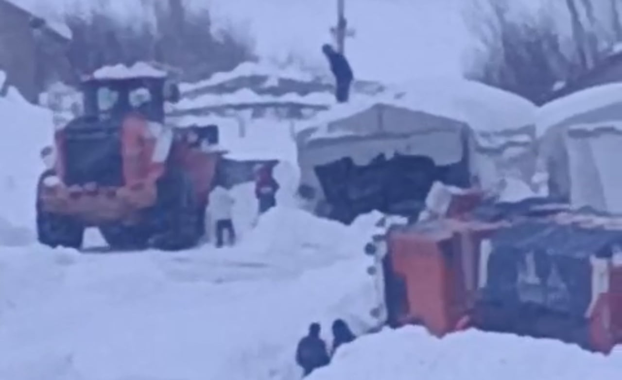 HAKKARİ’NİN YÜKSEKOVA İLÇESİNDE KARLA MÜCADELE ARACI KAR ÇALIŞMASI YAPTIĞI SIRADA DEVRİLDİ....