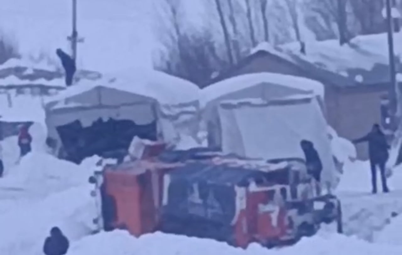 HAKKARİ’NİN YÜKSEKOVA İLÇESİNDE KARLA MÜCADELE ARACI KAR ÇALIŞMASI YAPTIĞI SIRADA DEVRİLDİ....