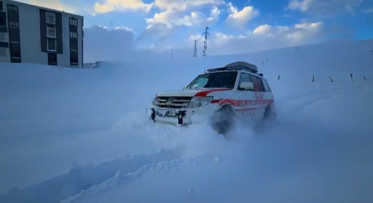 HAKKARİ’NİN YÜKSEKOVA İLÇESİNDE YOLU KAR NEDENİYLE KAPANAN KÖYDE RAHATSIZLANAN VATANDAŞ, UMKE VE...