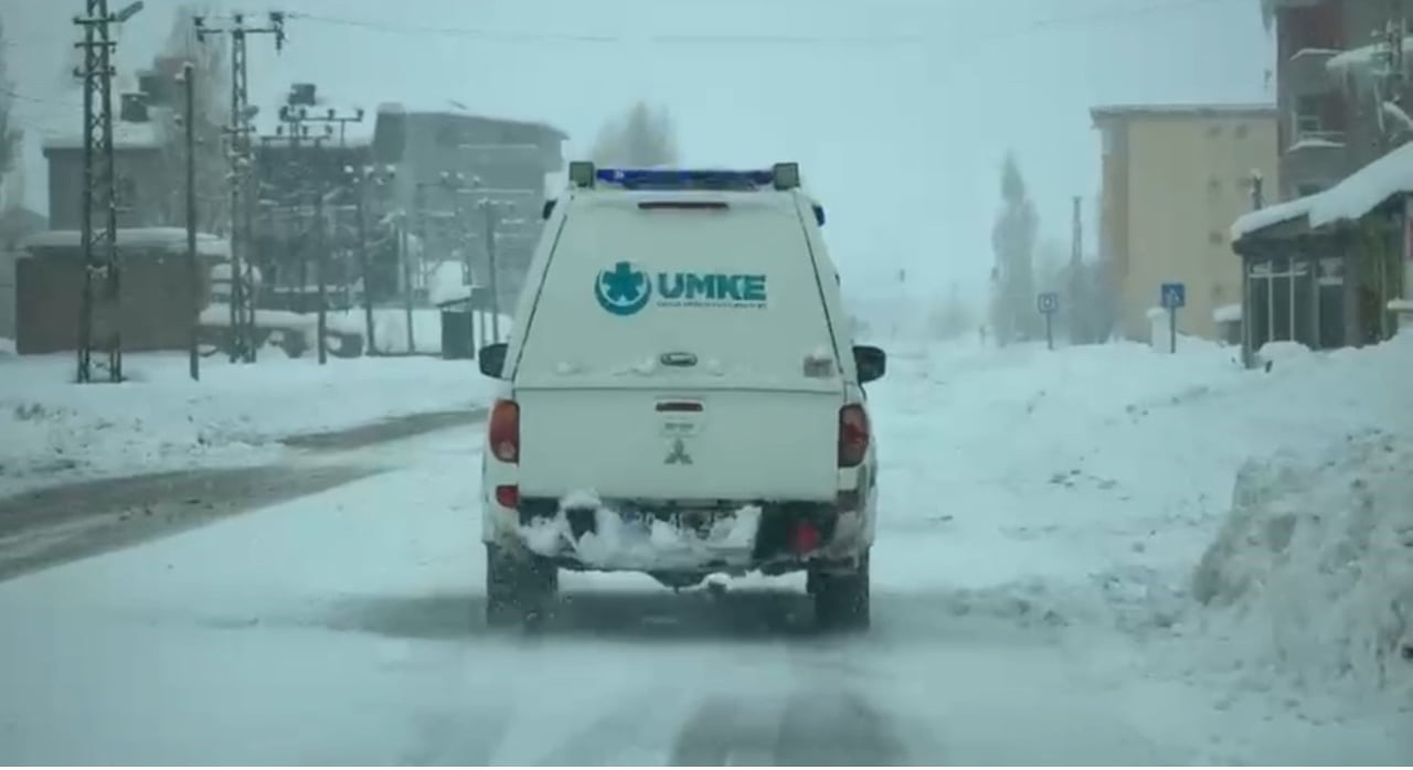 HAKKARİ’NİN YÜKSEKOVA İLÇESİNDE YOLU KAR YAĞIŞI NEDENİYLE KAPANAN MAHALLEDE MAHSUR KALAN 76...