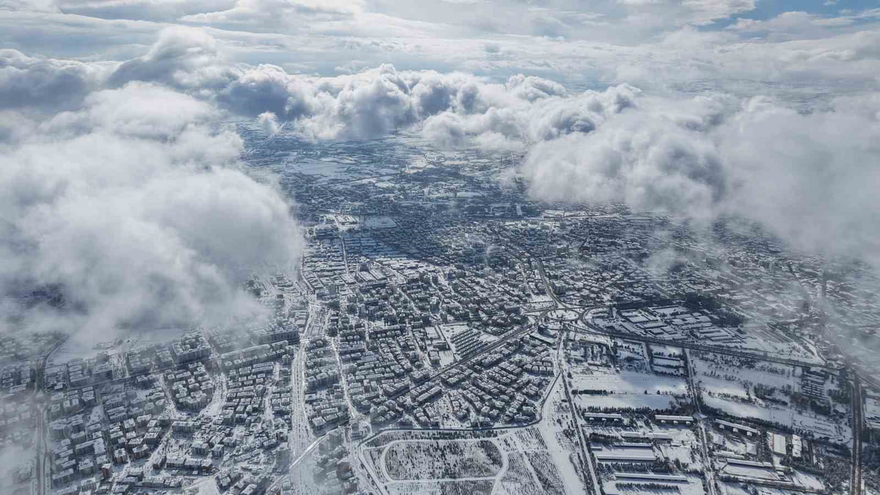 HARPUT’TAN DRON İLE ÇEKİLEN GÖRÜNTÜLERDE ELAZIĞ KENT MERKEZİ KARLA BİRLİKTE BEYAZA BÜRÜNDÜ. SİS VE...