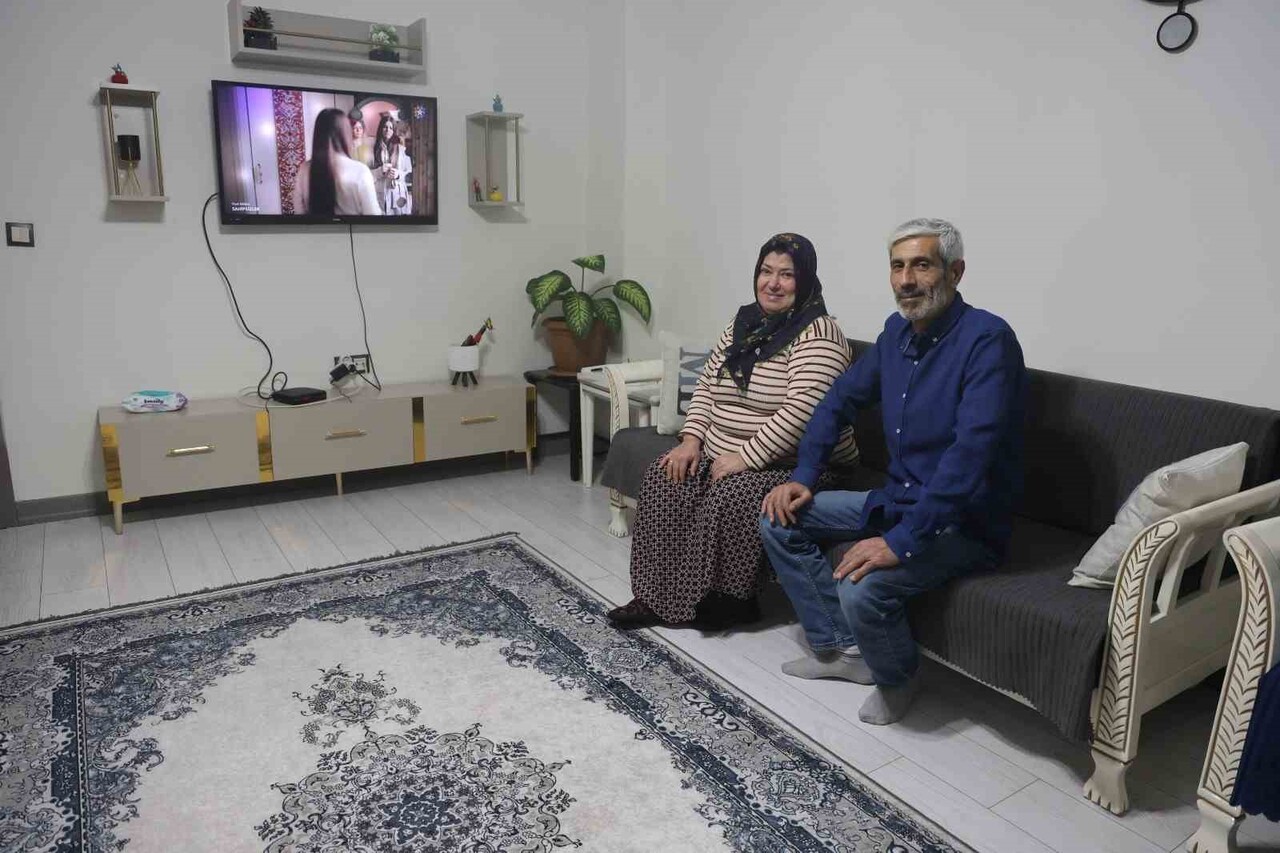 HATAY'DA DEPREMİN YARALARININ SARILMASIYLA SICAK YUVALARINA KAVUŞAN AFETZEDE VATANDAŞLAR, DEM...