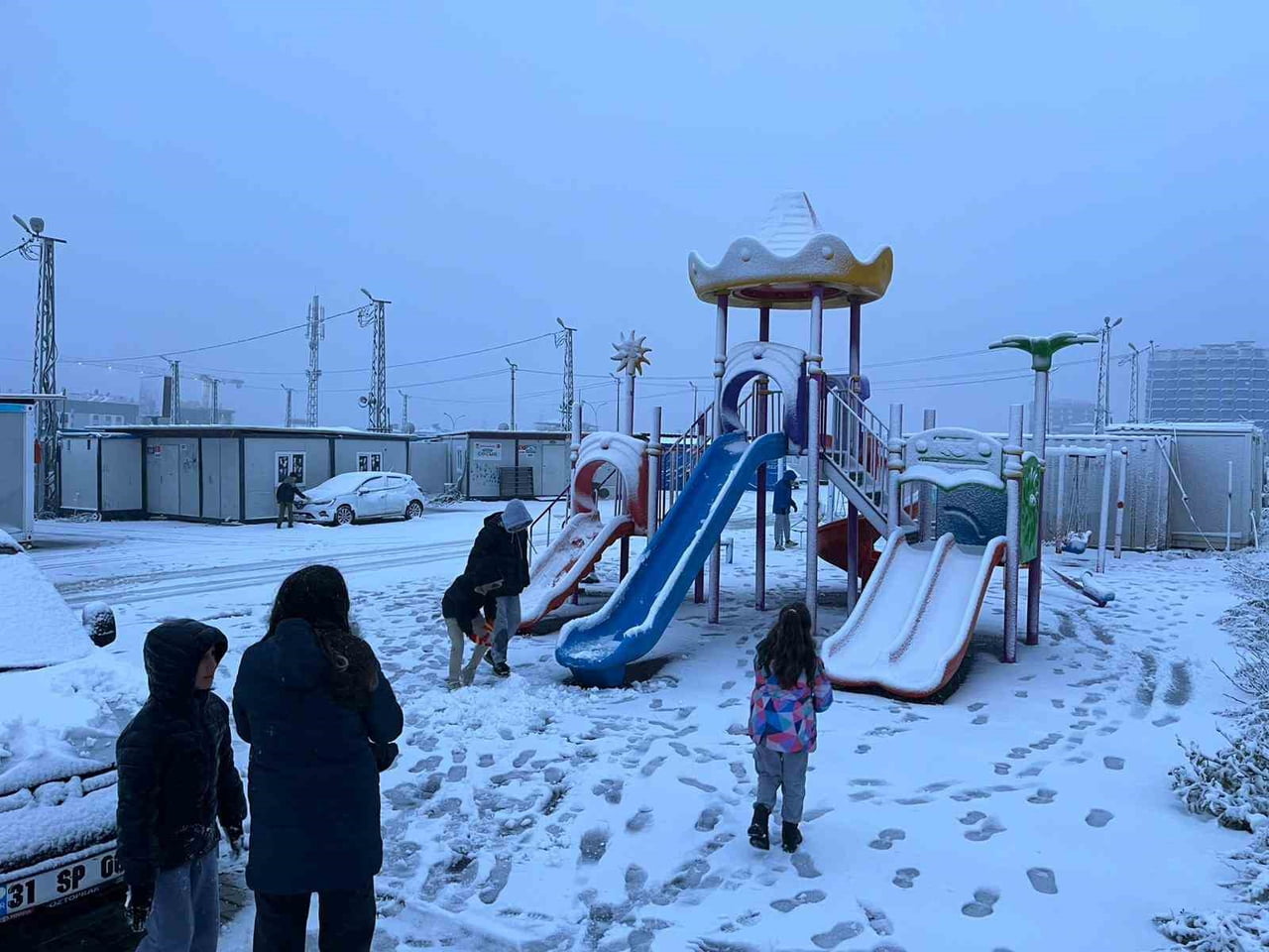 HATAY'DA ETKİLİ OLAN KAR YAĞIŞIYLA BİRLİKTE ÇEVRE BEYAZA BÜRÜNDÜ.