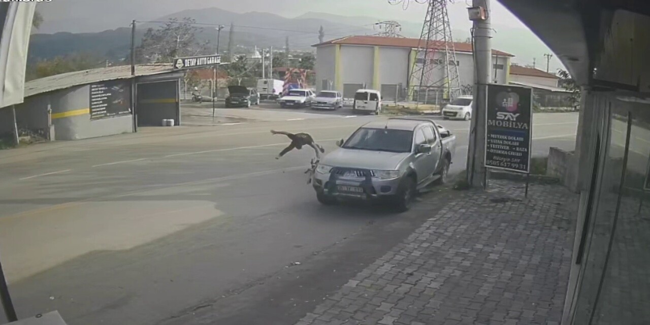HATAY'DA GÜVENLİK KAMERASINA YANSIYAN KAZADA CİPLE ÇARPIŞAN MOTOSİKLETİN SÜRÜCÜSÜ METRELERCE...
