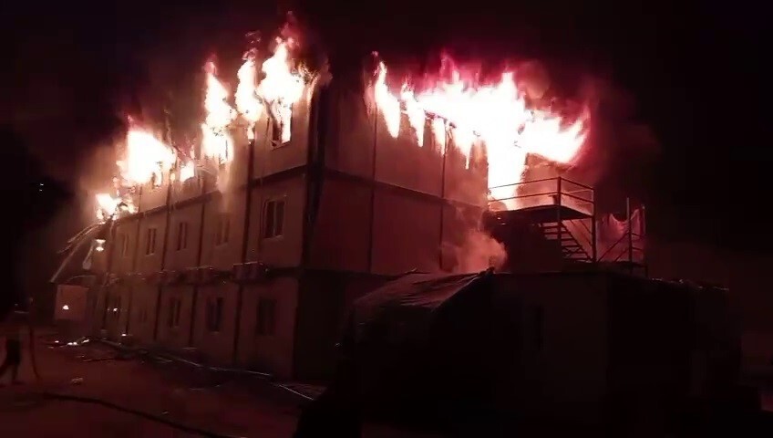 HATAY'DA İNŞAAT İŞÇİLERİNİN KALDIĞI KONTEYNER YATAKHANE ALEVLERE TESLİM OLARAK YANDI. YARALANAN VE...