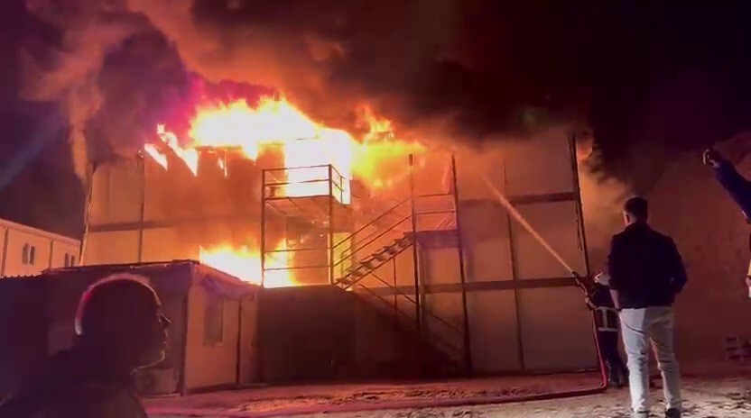 HATAY'DA İNŞAAT İŞÇİLERİNİN KALDIĞI KONTEYNER YATAKHANE ALEVLERE TESLİM OLARAK YANDI. YARALANAN VE...