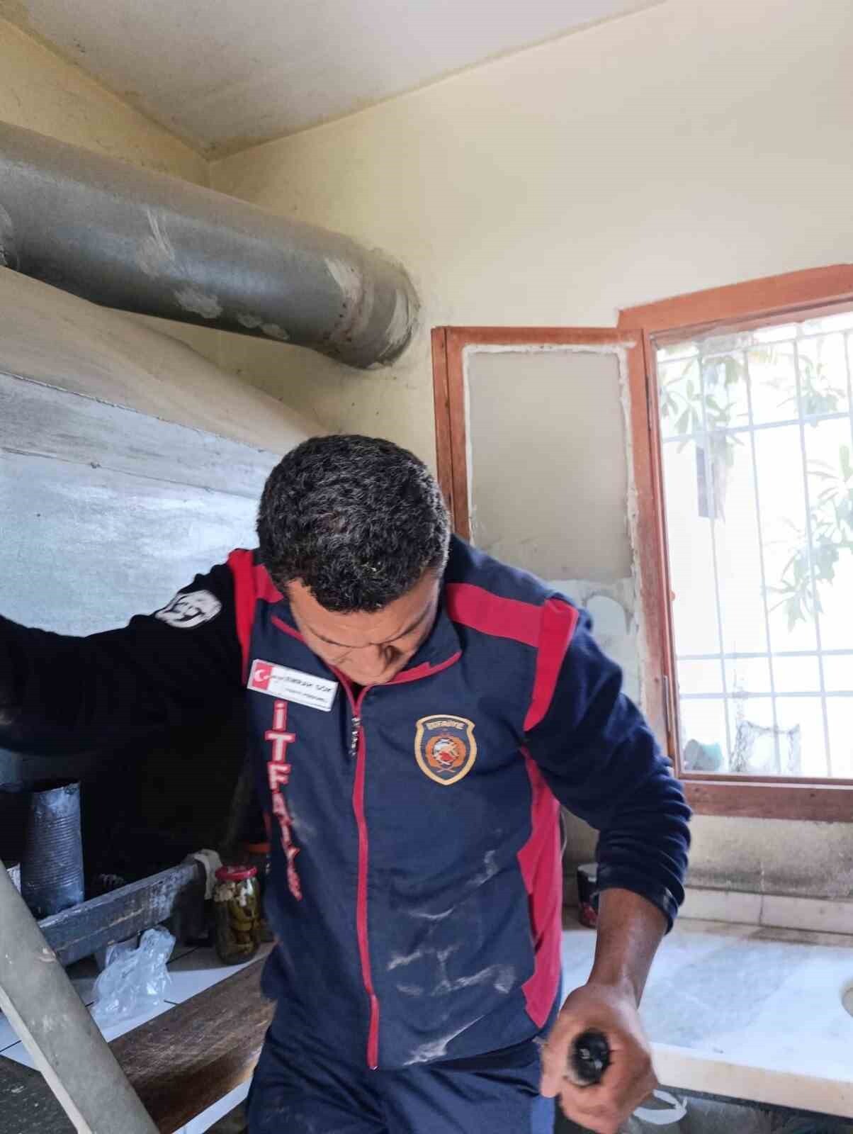 HATAY'DA İŞ YERİNİN BACASINA SIKIŞAN KUŞU İTFAİYE KURTARDI.