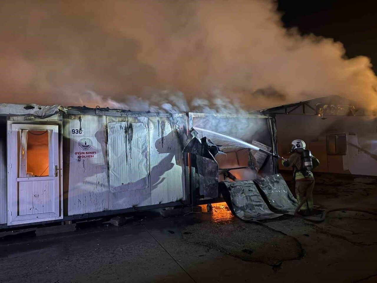 HATAY'DA KONTEYNER KENT İÇERİSİNDE BULUNAN VE ÖĞRENCİLERE EĞİTİM VERİLEN 6 KONTEYNER YANARAK...