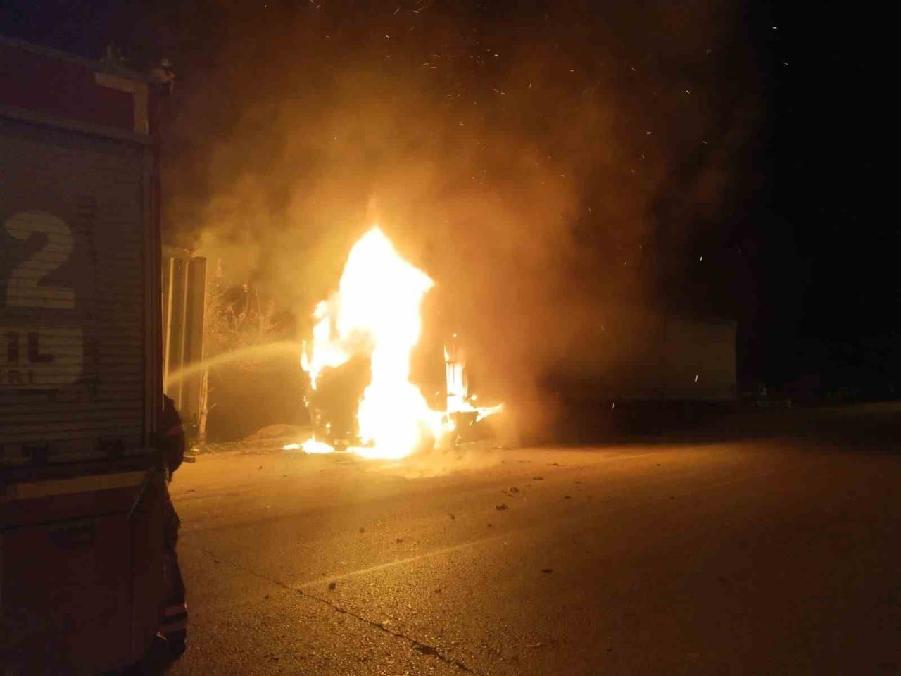 HATAY'DA SEYİR HALİNDEYKEN ALEVLERE TESLİM OLAN TIR YANARAK KULLANILMAZ HALE GELDİ.