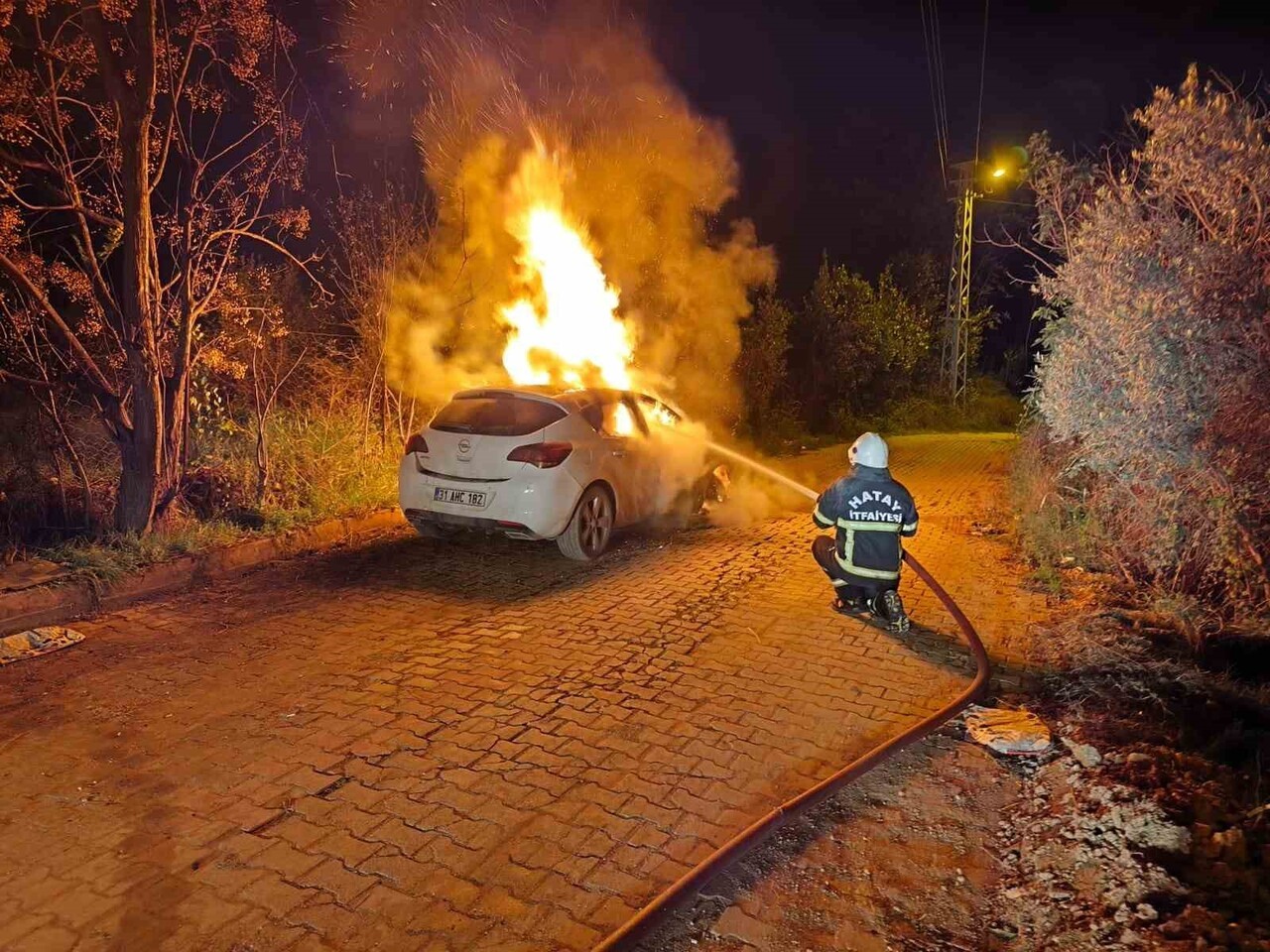 HATAY'DA SEYİR HALİNDEYKEN YANMAYA BAŞLAYAN OTOMOBİL KULLANILMAZ HALE GELDİ.