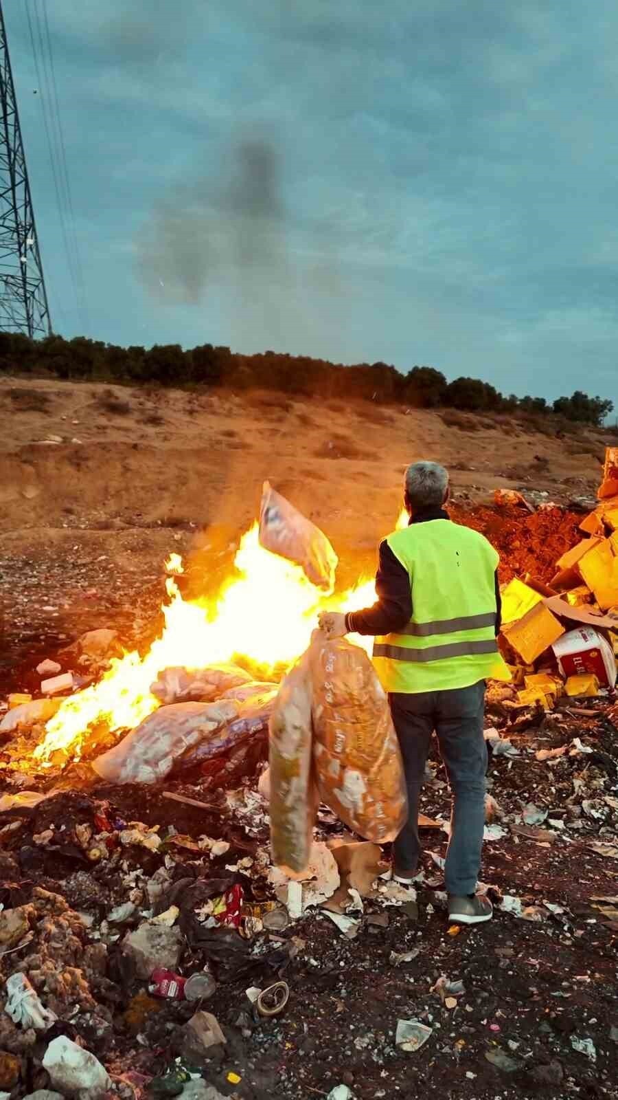 HATAY'DA SON KULLANMA TARİHİ GEÇMİŞ OLAN 2 TON CİPS, ŞEKERLEME VE ÇİKOLATA İMHA EDİLDİ.