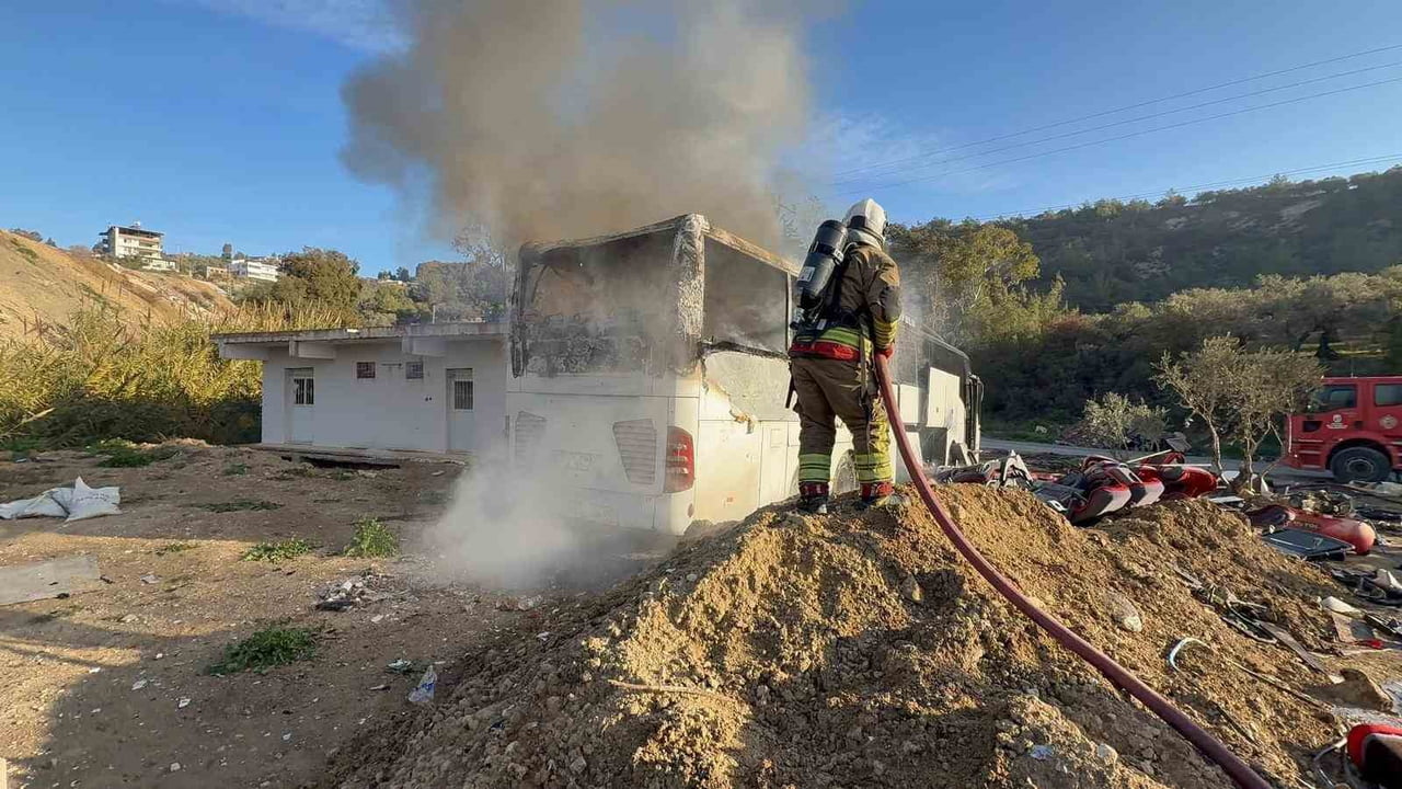 HATAY'DA TAMİR ATÖLYESİNDE PARK HALİNDEKİ YOLCU OTOBÜSÜ YANARAK KULLANILMAZ HALE GELDİ.