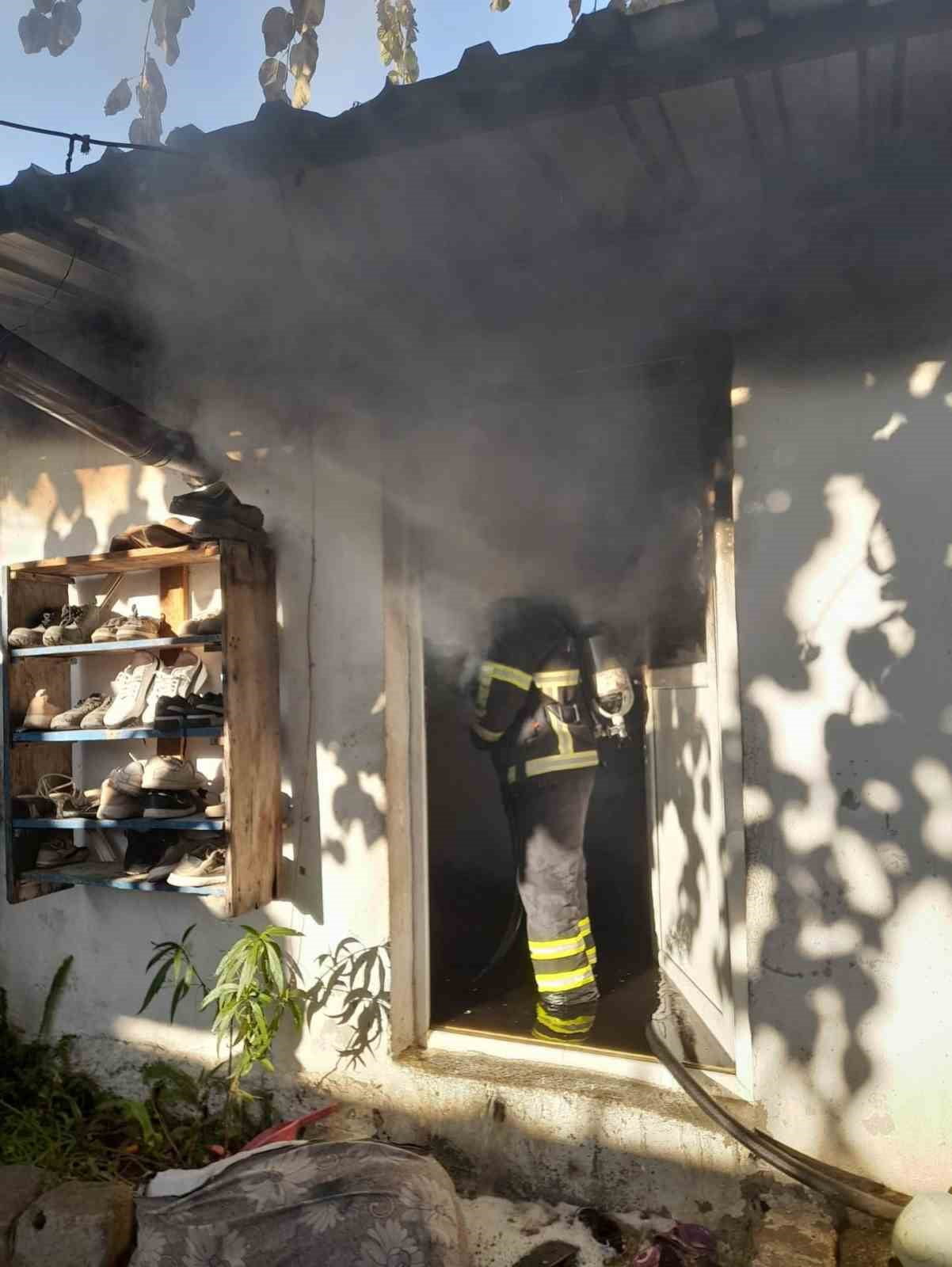 HATAY'DA TEK KATLI MÜSTAKİL EVDE ÇIKAN YANGIN, ÇEVREYE SIÇRAMADAN KONTROL ALTINA ALINDI.