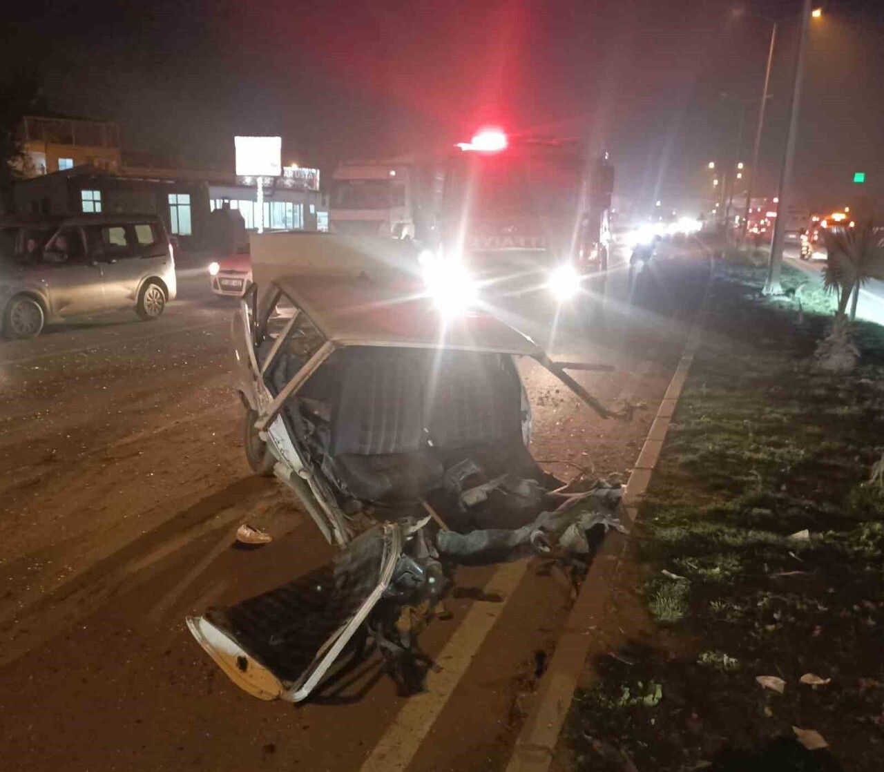 HATAY'DA TIRLA ÇARPIŞIP İKİYE BÖLÜNEN TOFAŞ MARKA OTOMOBİLİN SÜRÜCÜSÜ YARALANDI