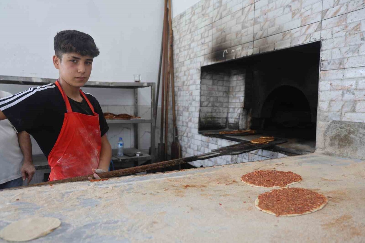 HATAY'DA YAŞAYAN 16 YAŞINDAKİ MEMİŞ AKÇAKAYA, YERLERİ SÜPÜREREK 10 YAŞINDA BAŞLADIĞI FIRIN...