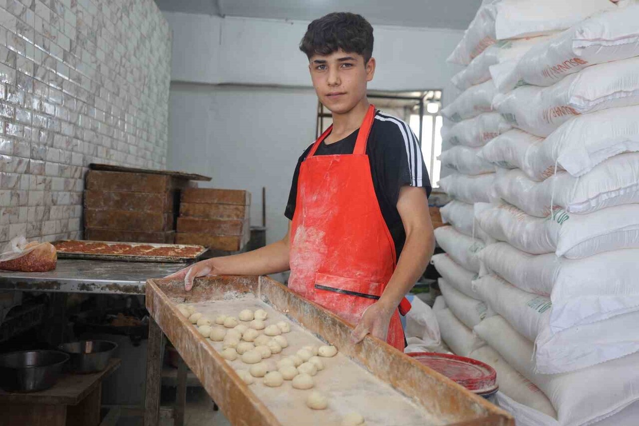 HATAY'DA YAŞAYAN 16 YAŞINDAKİ MEMİŞ AKÇAKAYA, YERLERİ SÜPÜREREK 10 YAŞINDA BAŞLADIĞI FIRIN...