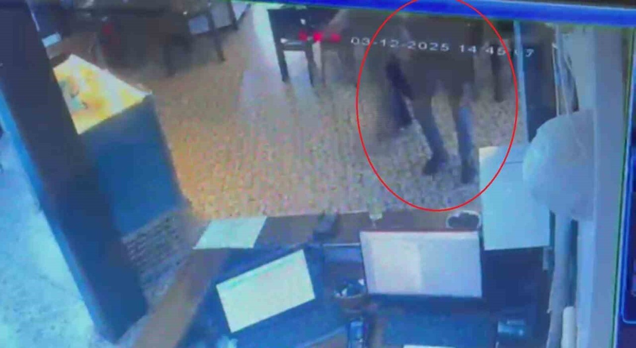 HATAY'DA YEMEK YERKEN NEFES ALMAKTA GÜÇLÜK ÇEKEN MÜŞTERİYİ HEİMCLİCH MANEVRASIYLA HAYATA...