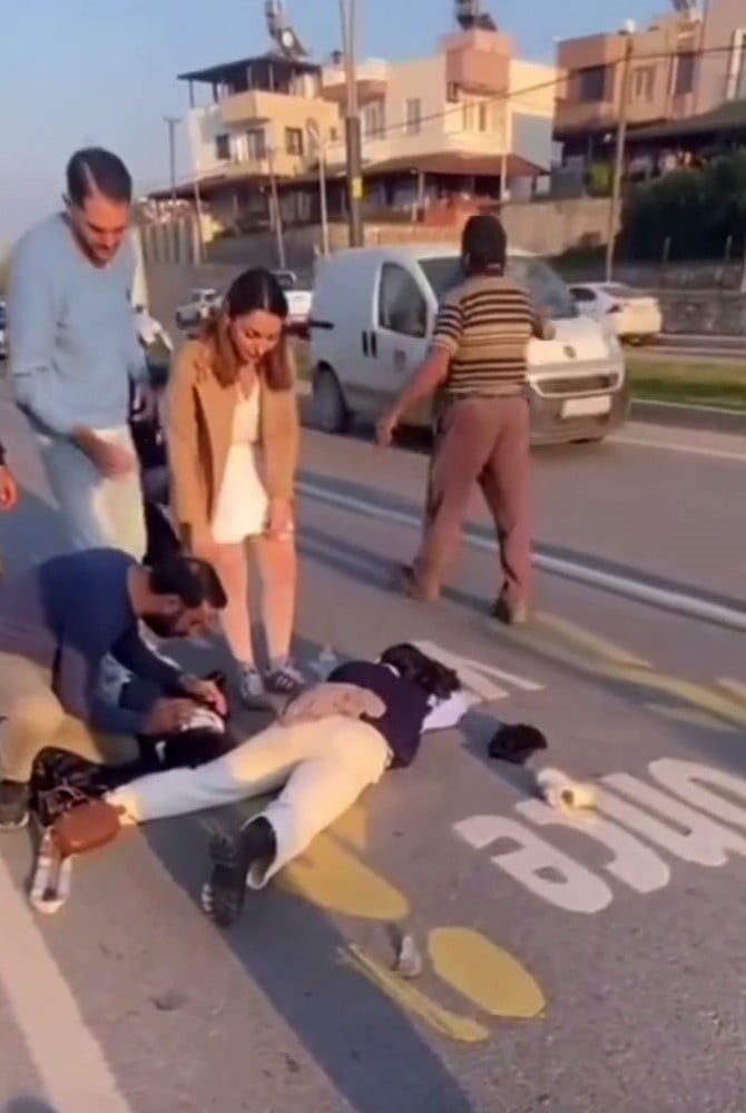 HATAY'DA YOLUN KARŞISINA GEÇMEYE ÇALIŞAN ANNE İLE 2 ÇOCUĞU, YAYA GEÇİDİNDE OTOMOBİLİN ÇARPMASI...