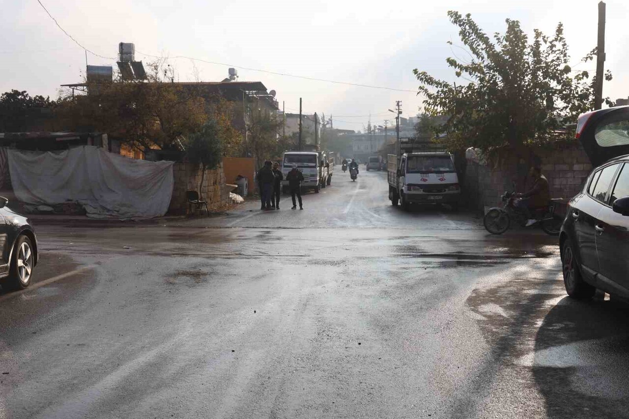 HATAY'IN KIRIKHAN İLÇESİNDE OTOMOBİLLE ÇARPIŞAN MOTOSİKLET SÜRÜCÜSÜNÜN BURNUNUN KANAMADIĞI KAZA...
