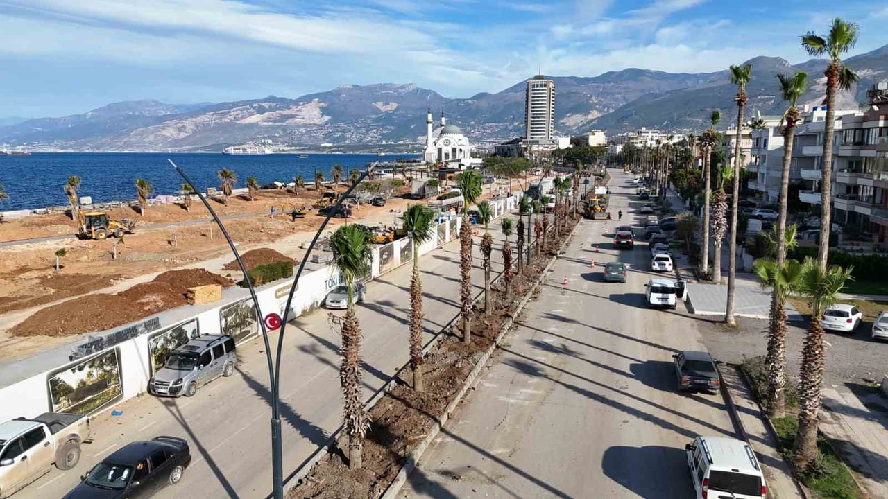 HATAY BÜYÜKŞEHİR BELEDİYESİ, İSKENDERUN SAHİL YOLUNDA YEŞİLLENDİRME VE PEYZAJ ÇALIŞMASI...