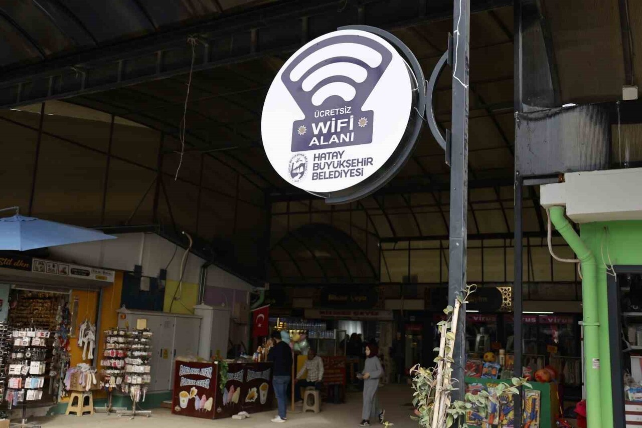 HATAY BÜYÜKŞEHİR BELEDİYESİ, KENTTE İNSAN YOĞUNLUĞUNUN FAZLA OLDUĞU NOKTALARDA VATANDAŞLARA...