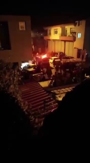 HATAY’DA 2 AİLE ARASINDA ÇIKAN KAVGADA SOKAĞIN SAVAŞ ALANINA DÖNDÜĞÜ ANLAR CEP TELEFONU KAMERASINA...