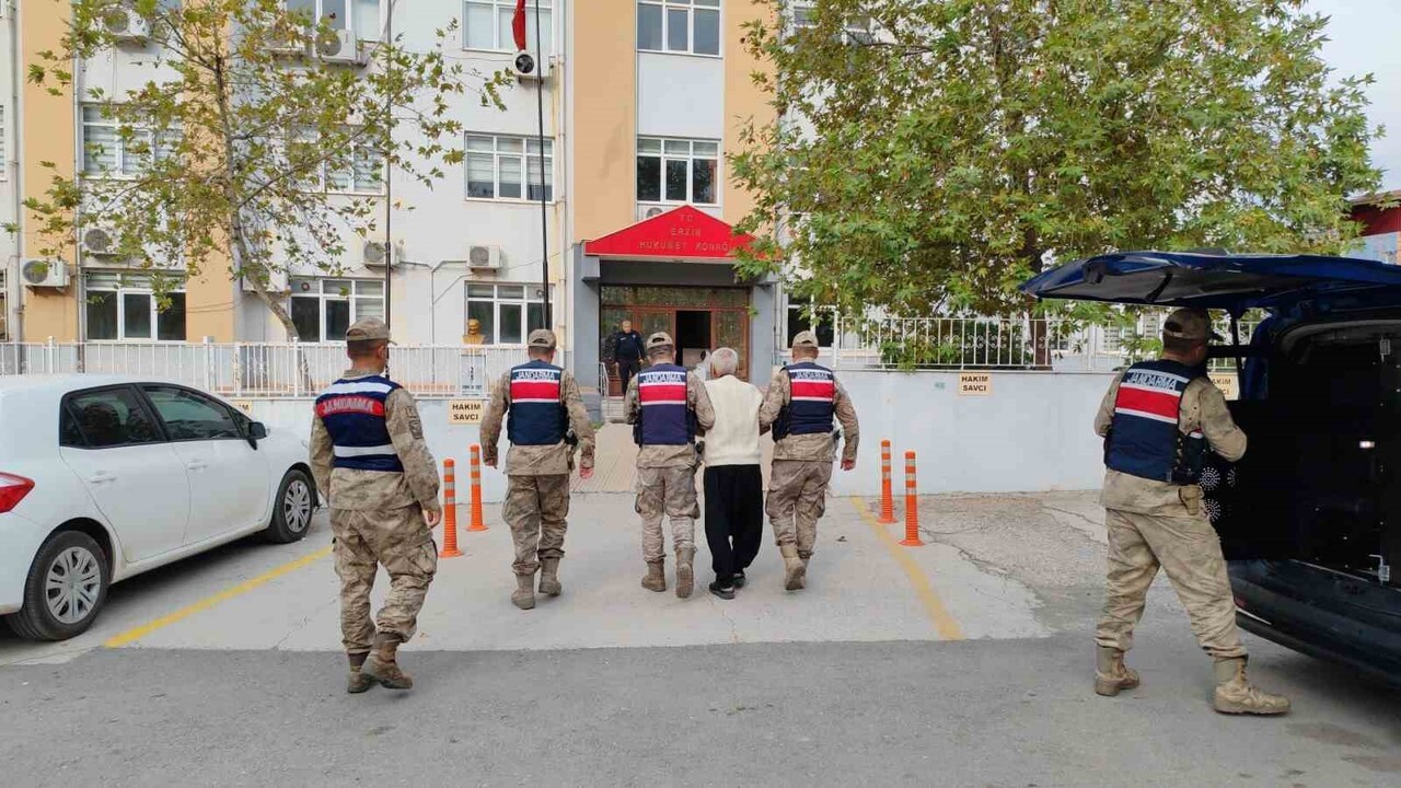 HATAY’DA 61 YAŞINDAKİ EŞİNİ ÖLDÜREREK EVİN BANYOSUNA AÇTIĞI MEZARA GÖMEN 77 YAŞINDAKİ ŞAHIS...